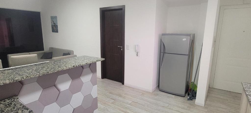 una cucina con frigorifero e piano di lavoro di Avenida galicia ad Avellaneda