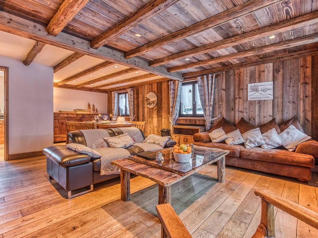 ein Wohnzimmer mit Sofa und Tisch in der Unterkunft Appartement 112m² Courchevel 1850, centre, proche pistes, 3 chambres, balnéo, hammam, WIFI - FR-1-631-165 in Courchevel