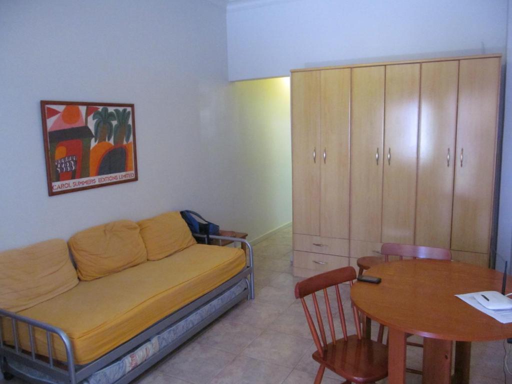 uma sala de estar com um sofá e uma mesa em apartamento Edificio Master no Rio de Janeiro