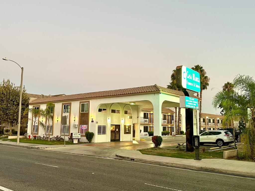 um hotel com um posto de gasolina do lado da rua em Casa Blanca Express & Suites Cypress Buena Park - Anaheim Area em Cypress