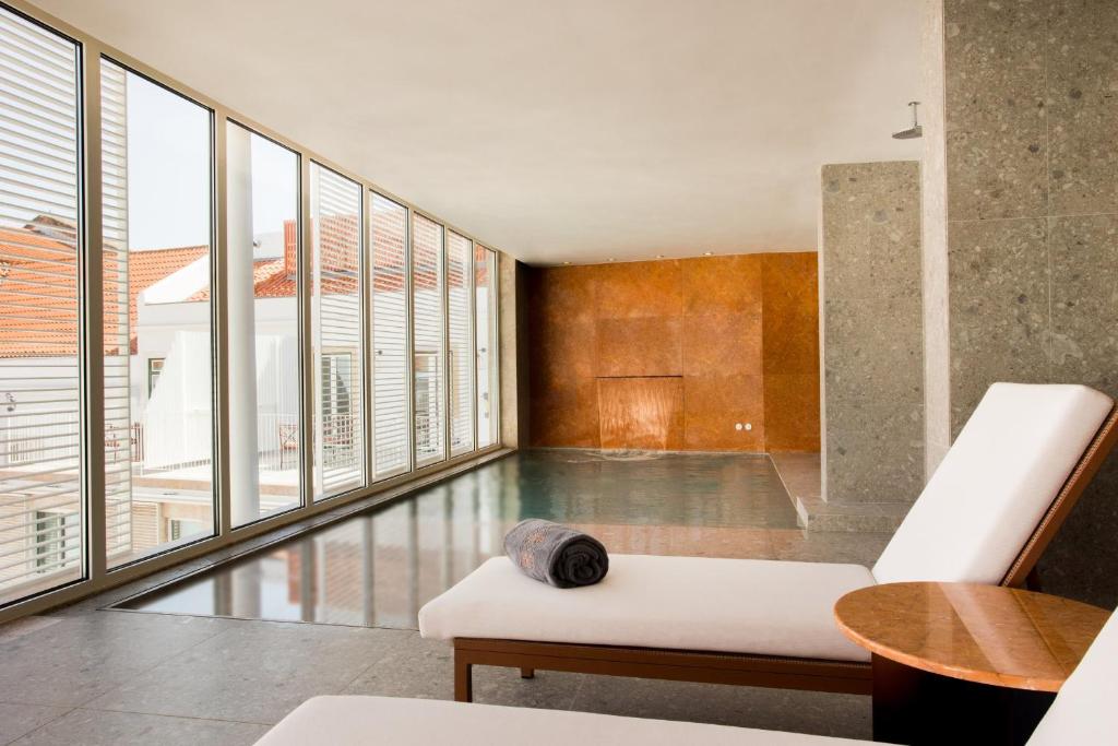 un soggiorno con divano bianco e una grande finestra di Convent Square Lisbon, Vignette Collection by IHG a Lisbona