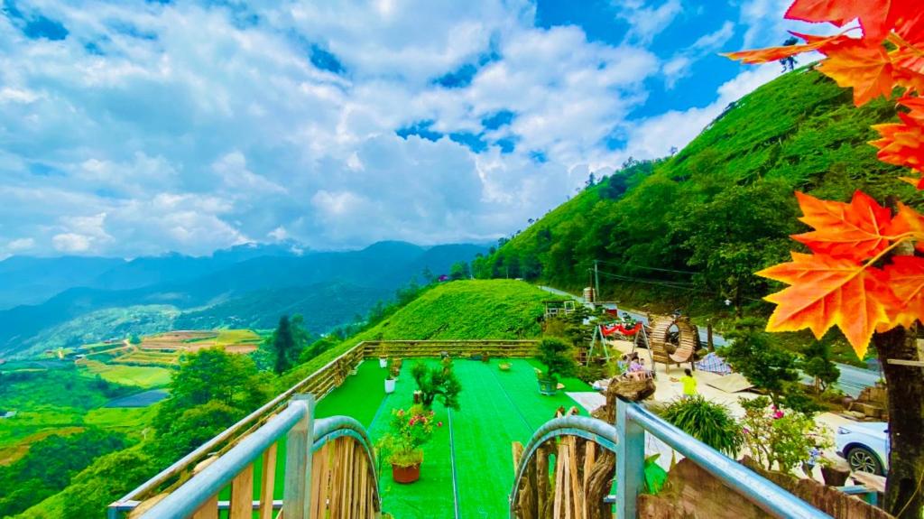 een uitzicht op een groene heuvel met herfstbladeren bij Hà Lù Homestay in Lao Cai