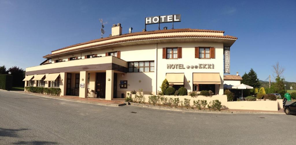 un hôtel situé sur le côté d'une route dans l'établissement Hotel Ekai, à Ecay