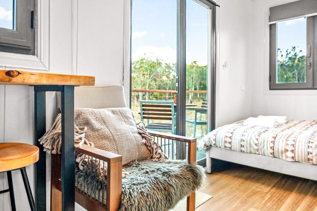 Postel nebo postele na pokoji v ubytování Tiny Home - Redbird