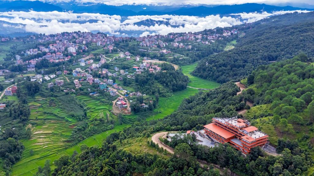 una vista aérea de una ciudad en un valle con árboles en Sky Garden Resort, en Dhulikhel