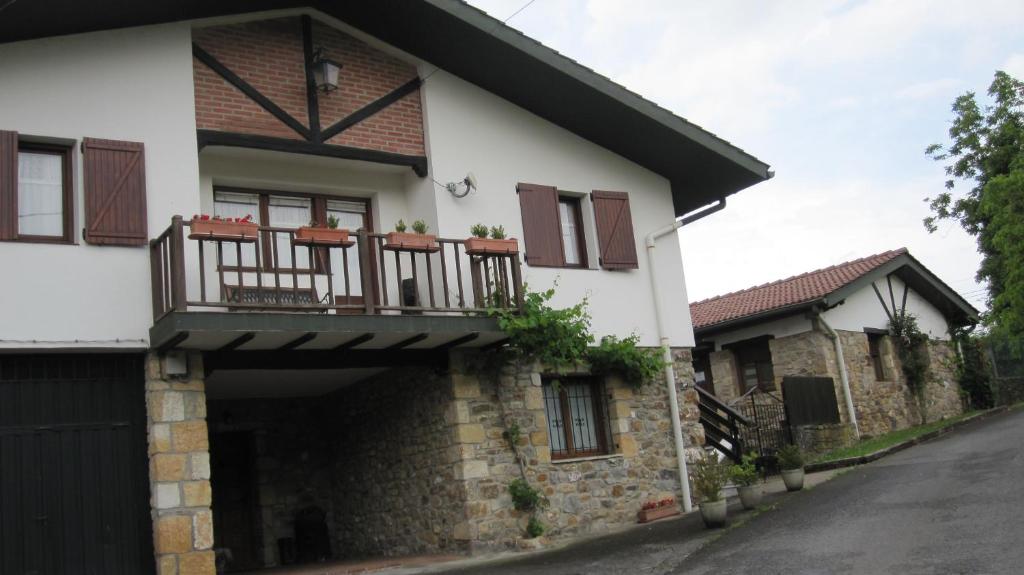 una casa con un balcón en el lateral. en Casa Rural Barturen en Menaka