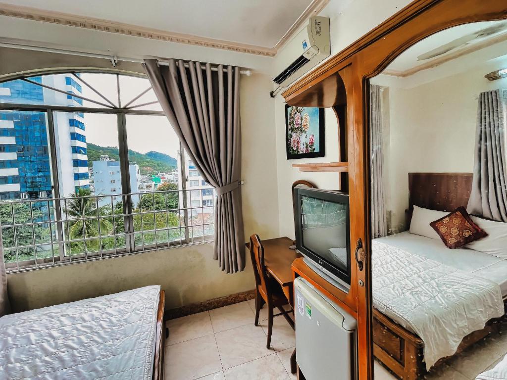 Postel nebo postele na pokoji v ubytování Quang Vinh 2 Hotel