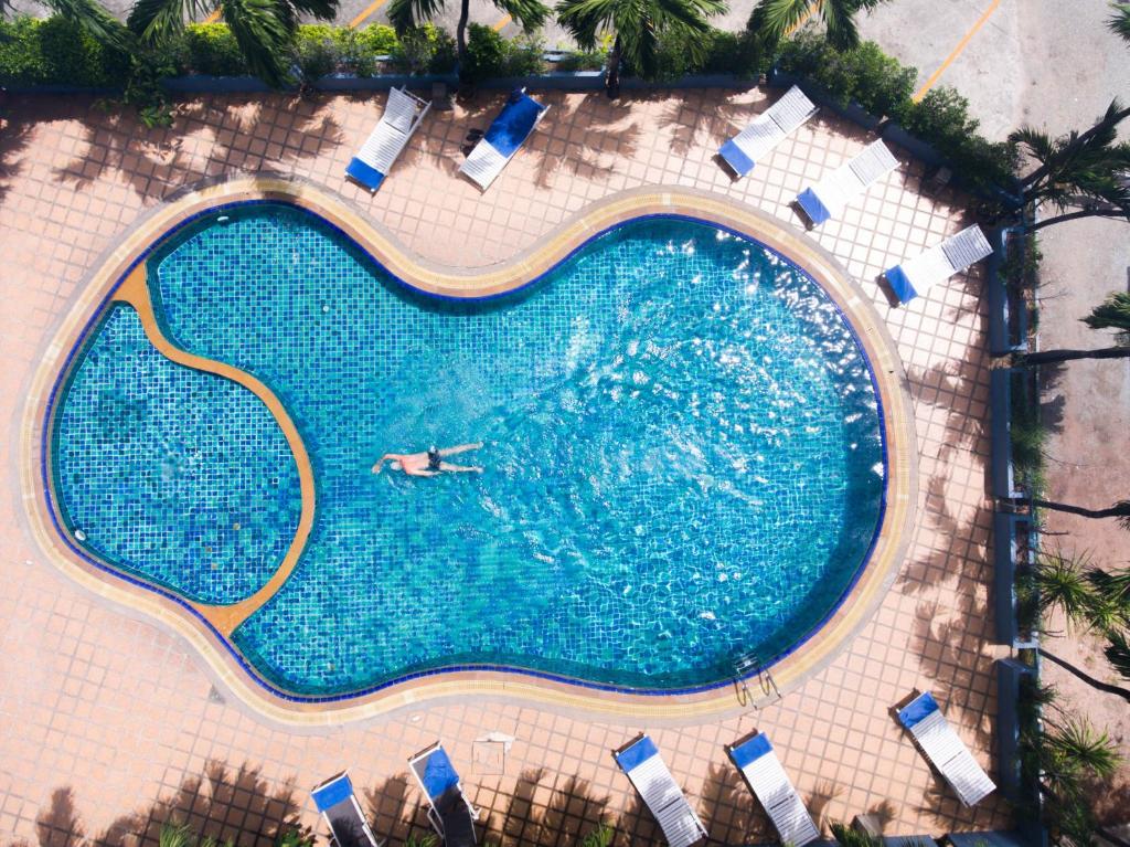 an overhead view of a large swimming pool with a person in it at Sawasdee Siam Hotel in Pattaya Central