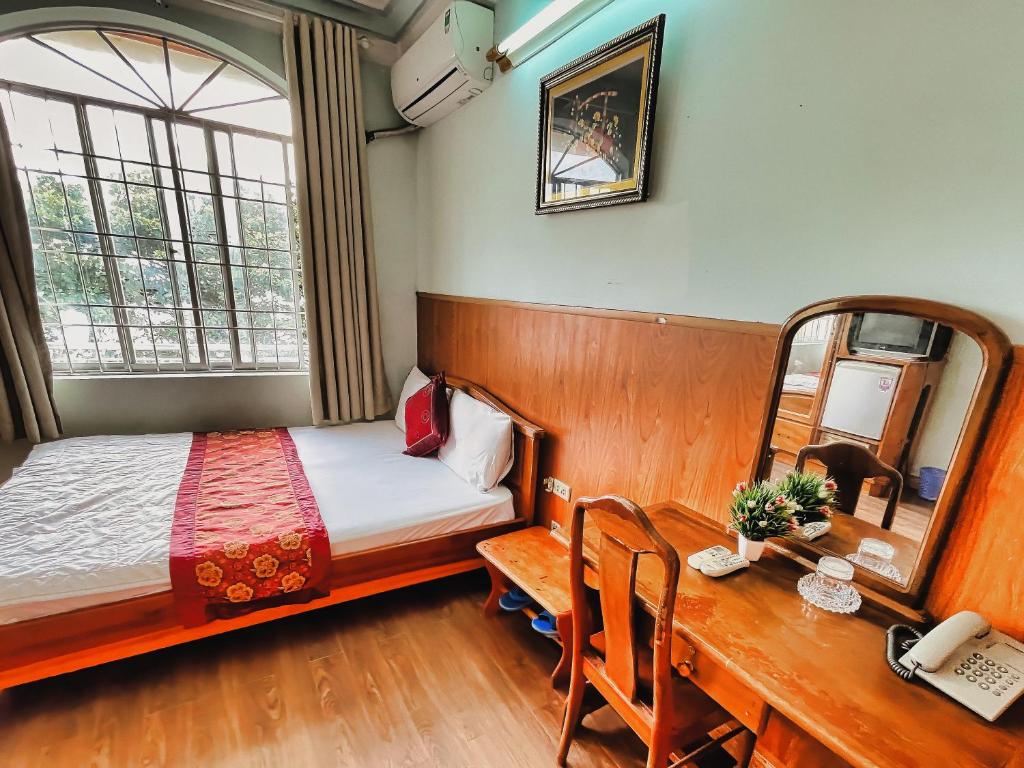 Postel nebo postele na pokoji v ubytování Quang Vinh 2 Hotel