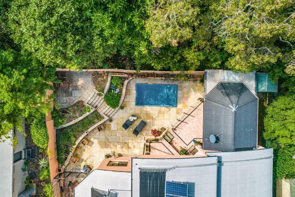 una vista aérea de una casa con piscina en Angel's Beach Hidden Oasis en East Ballina