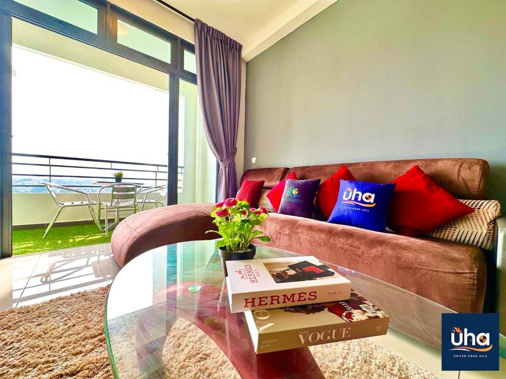 sala de estar con sofá y mesa de cristal en 1 Tebrau Residences By JK Home, en Johor Bahru