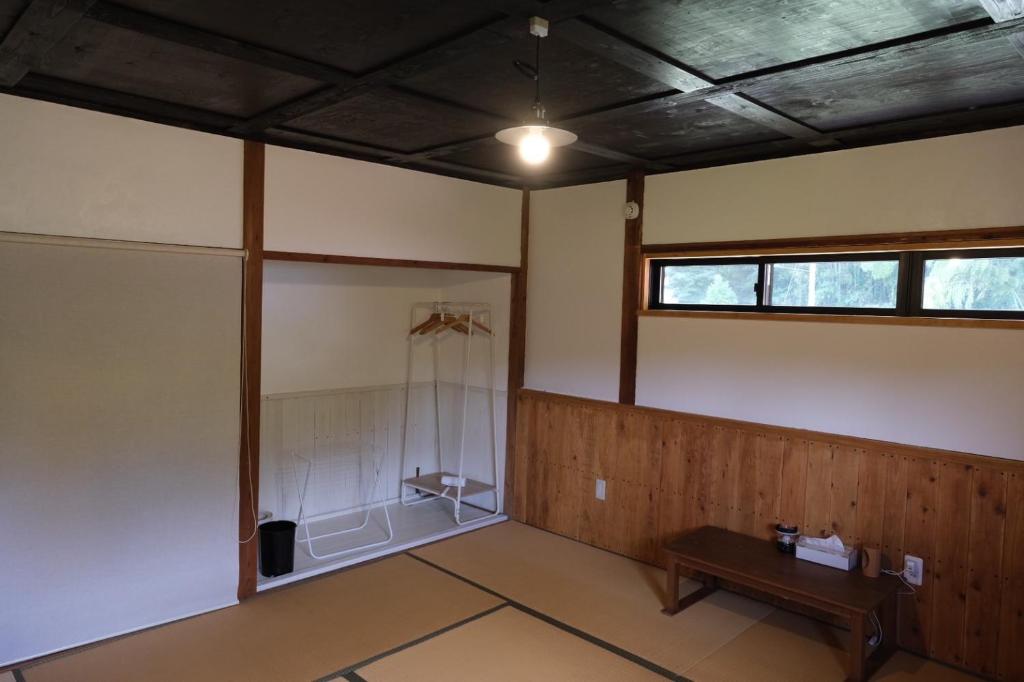 um quarto vazio com uma mesa e uma janela em hostel+cafe たね 