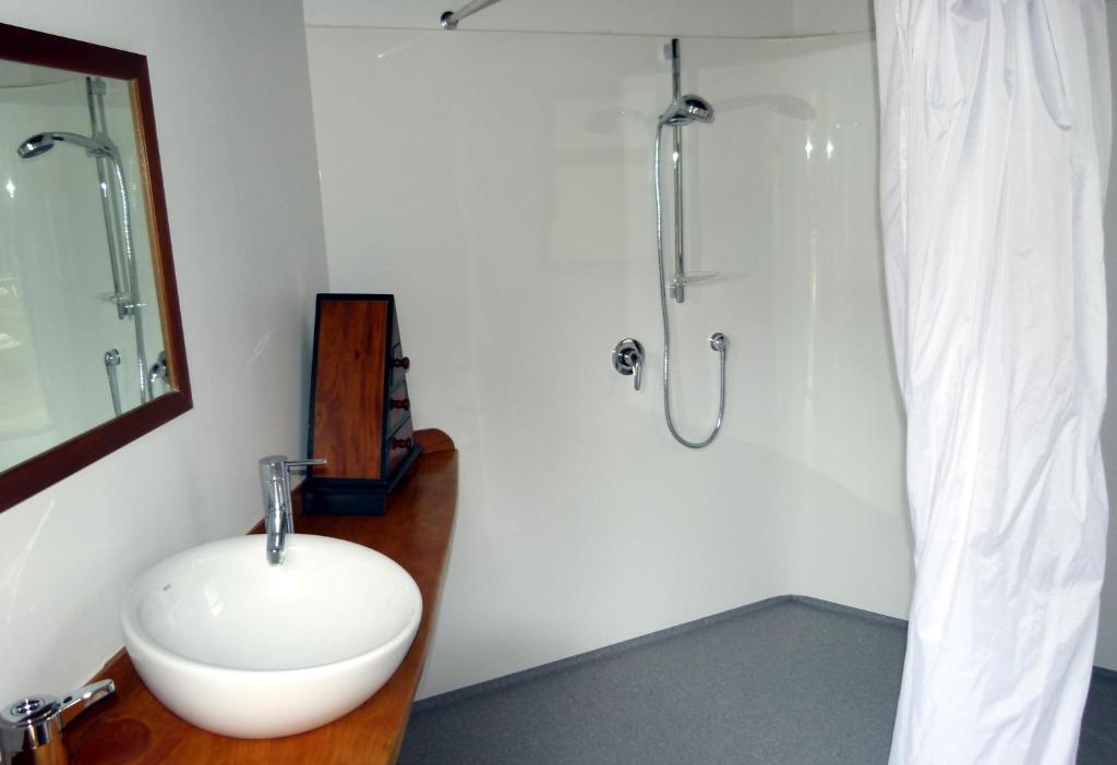 Wacky Stays - unique farm-stay glamping rentals, FREE animal feeding tours - Resim 5