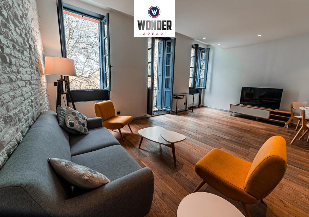 un salon avec un canapé et une télévision dans l'établissement 403 · Wonder Appart' - Vue sur Garonne -, à Toulouse