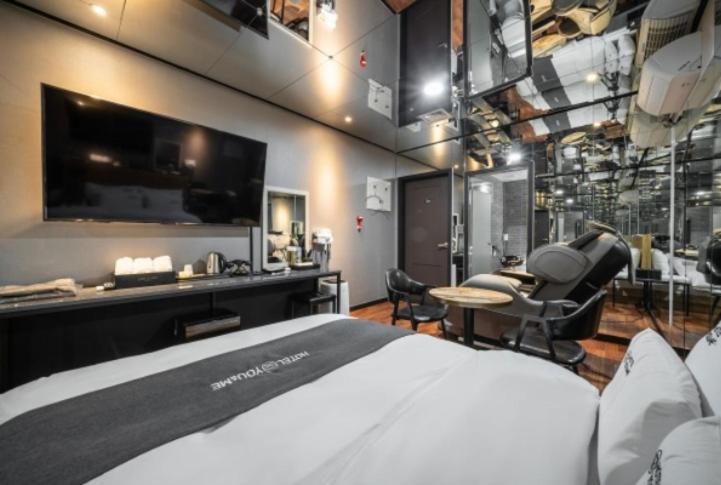 TV a/nebo společenská místnost v ubytování You&Me Hotel