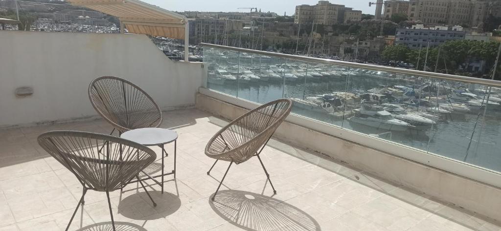 Balkón nebo terasa v ubytování Amazing sea view penthouse near Valletta