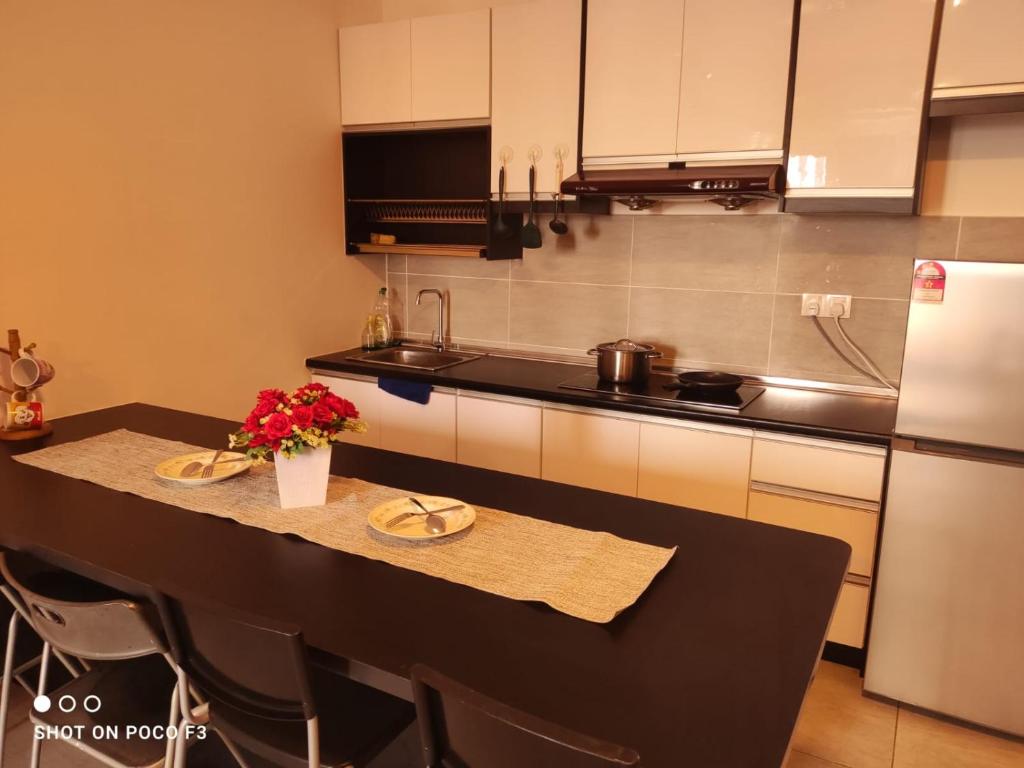Η κουζίνα ή μικρή κουζίνα στο Cozy unit- Bell suites- Wifi- Netflix- Parking Swimming Pool- Klia