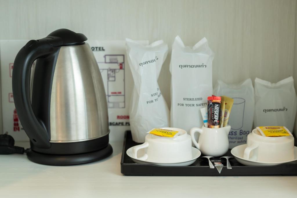 Příslušenství pro přípravu čaje a kávy v ubytování Guuden Huahin Hotel