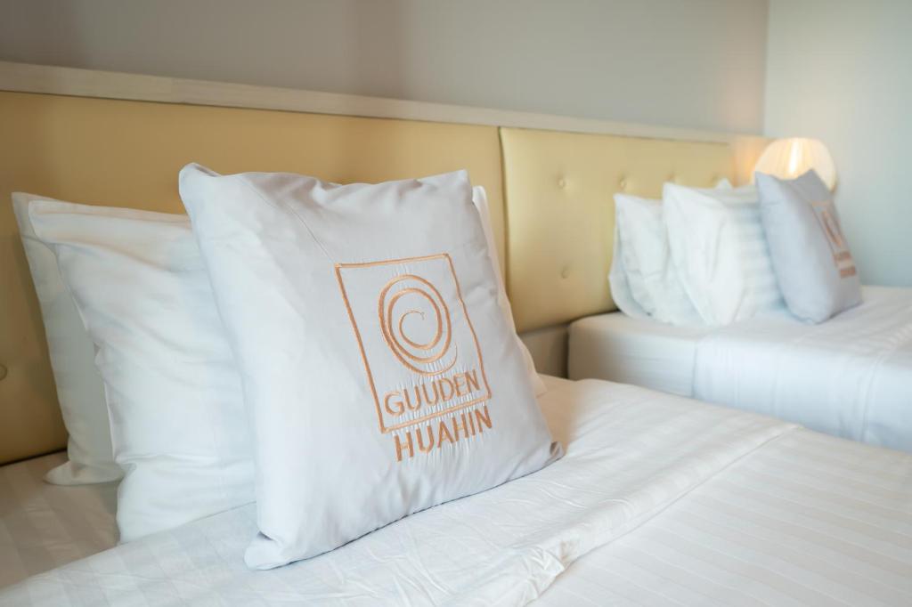 Postel nebo postele na pokoji v ubytování Guuden Huahin Hotel