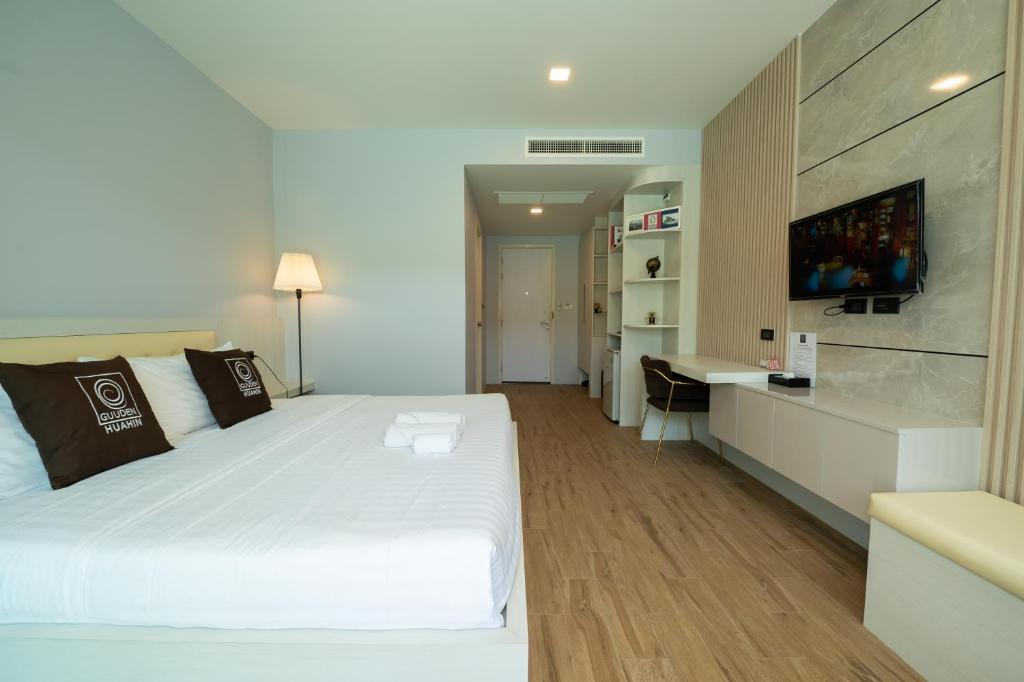 Postel nebo postele na pokoji v ubytování Guuden Huahin Hotel
