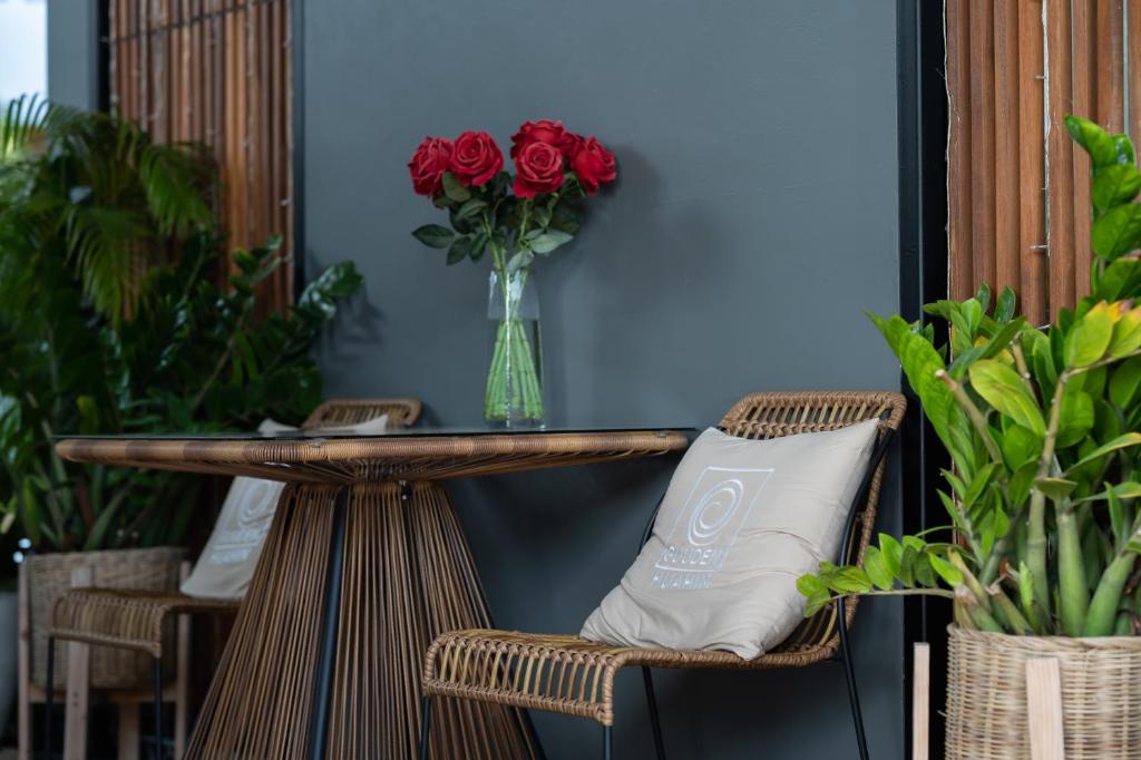 Posezení v ubytování Guuden Huahin Hotel