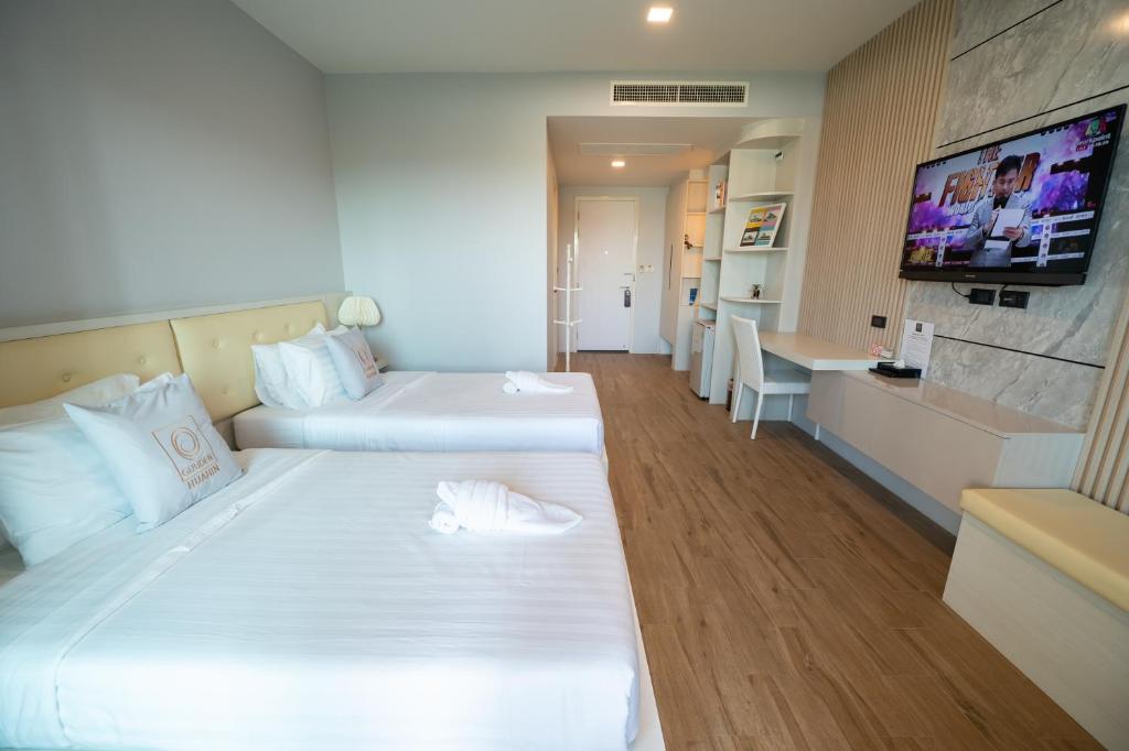 Postel nebo postele na pokoji v ubytování Guuden Huahin Hotel