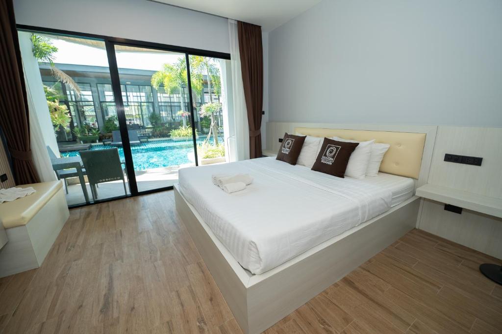 Postel nebo postele na pokoji v ubytování Guuden Huahin Hotel
