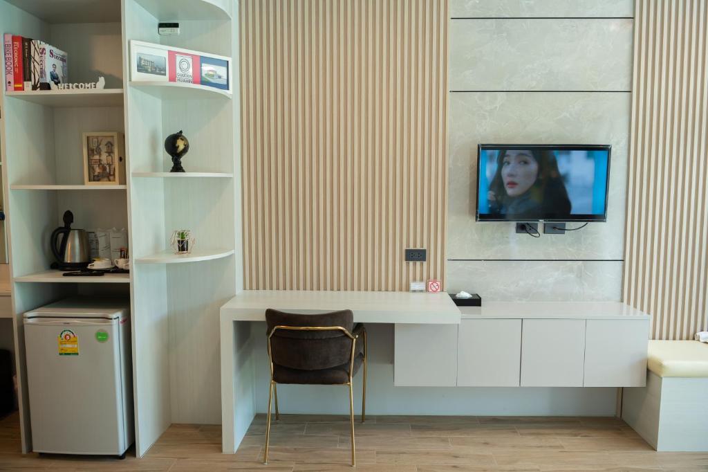TV a/nebo společenská místnost v ubytování Guuden Huahin Hotel