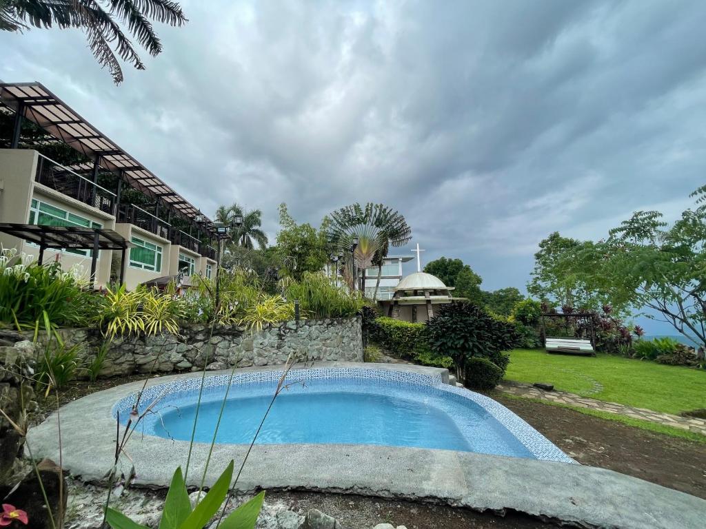Bazén v ubytování The Lakeview Suites nebo v jeho okolí
