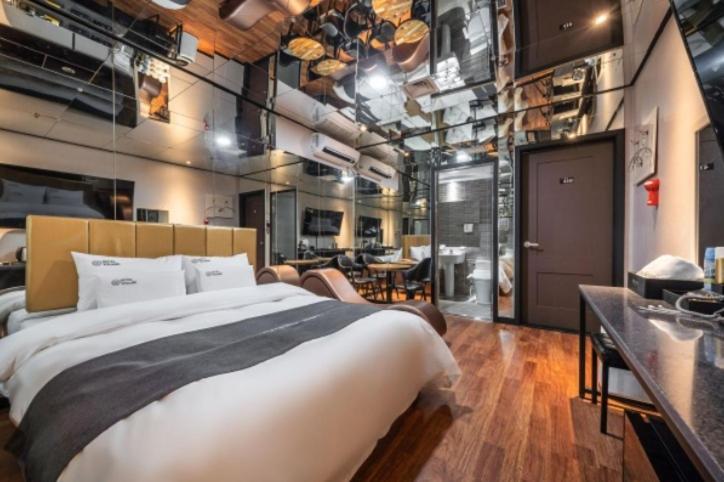 Postel nebo postele na pokoji v ubytování You&Me Hotel