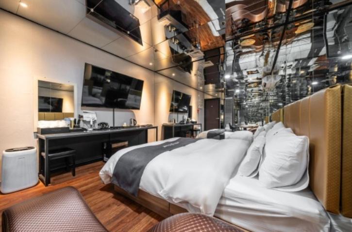 Postel nebo postele na pokoji v ubytování You&Me Hotel