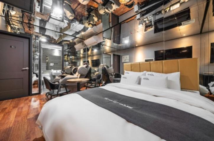 Postel nebo postele na pokoji v ubytování You&Me Hotel