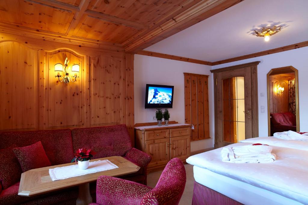 TV a/nebo společenská místnost v ubytování Sporthotel Lorünser