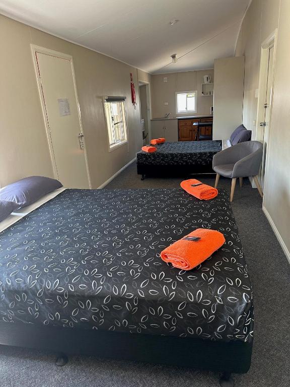 Postel nebo postele na pokoji v ubytování Winton Outback Motel