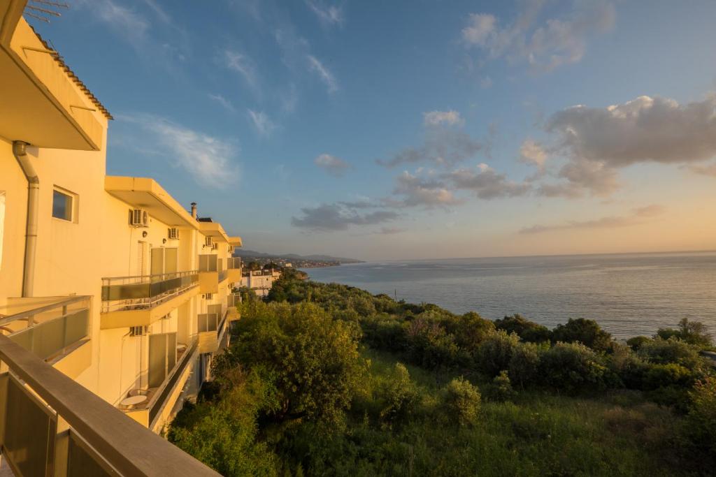 Vom Balkon eines Gebäudes genießen Sie Meerblick. in der Unterkunft Hotel Panorama in Kalamata