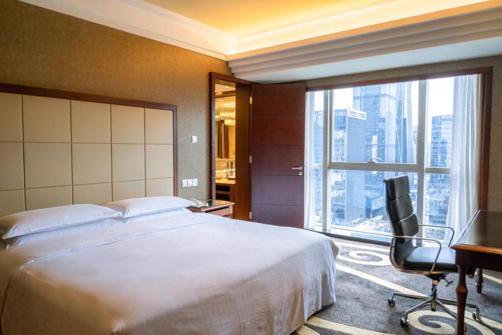 Postel nebo postele na pokoji v ubytování Sheraton Shenzhen Futian Hotel