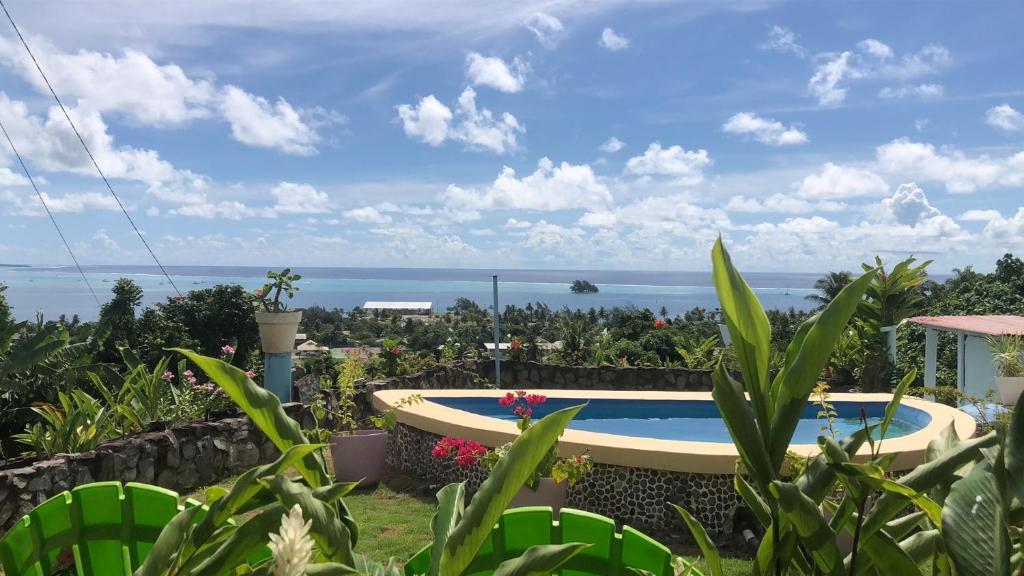 uma vista para o oceano a partir de uma villa em Bellevue Raiatea em Uturoa