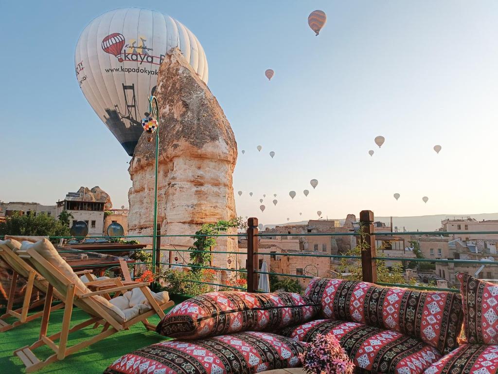 een stel heteluchtballonnen die in de lucht vliegen bij Vintage Cave House Hotel in Goreme