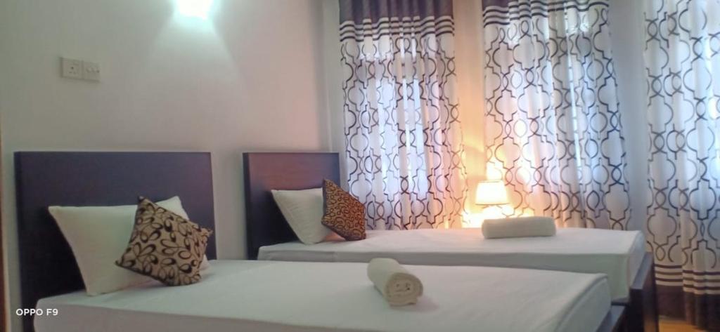 Postel nebo postele na pokoji v ubytování Kavee Transit Hotel