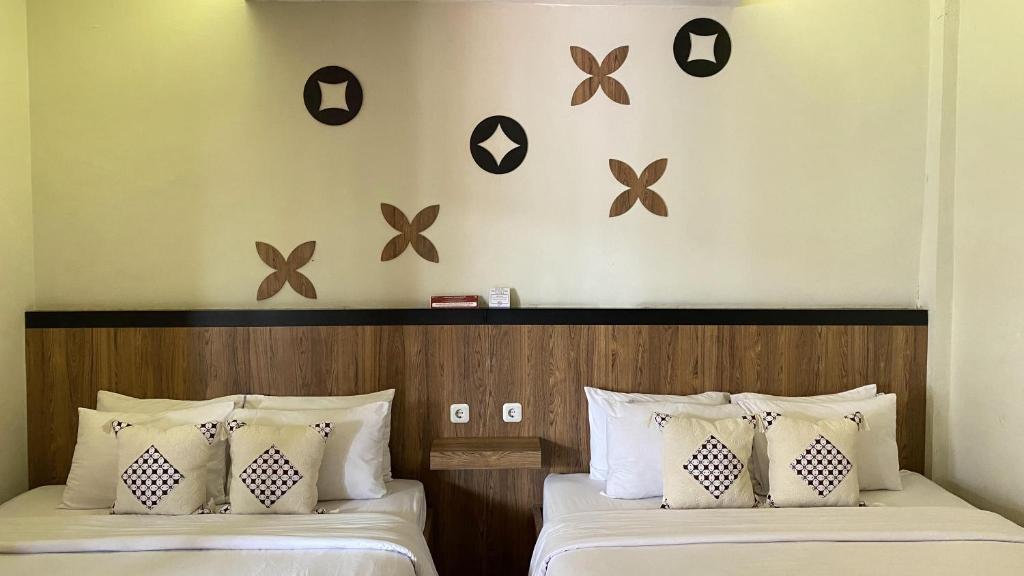 Letto o letti in una camera di Mawar Asri Hotel