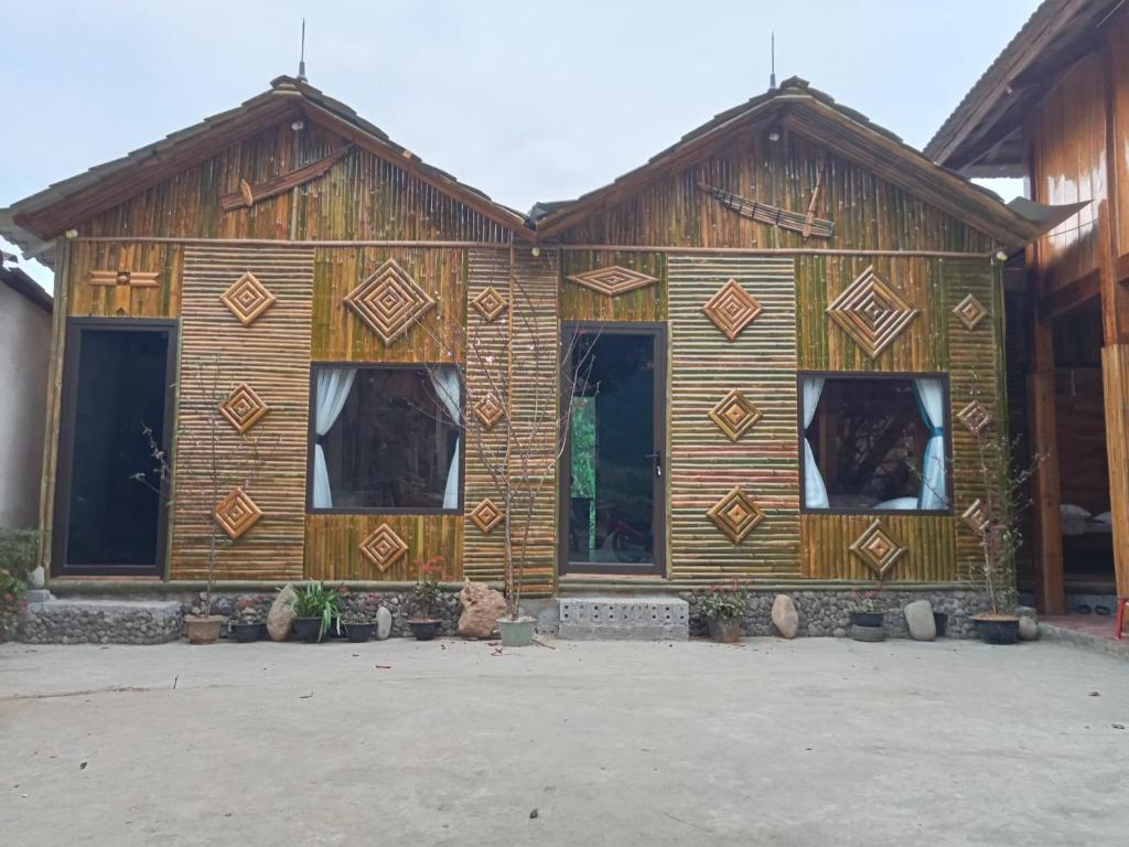 een huis met houten wanden en ramen bij Homestay thủy cường in Hòa Bình