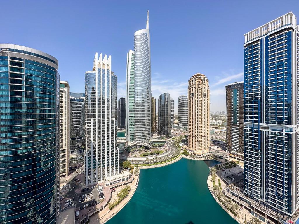 een uitzicht op de skyline van de stad met hoge gebouwen bij Spacious Studio with Lake Views - JLT in Dubai