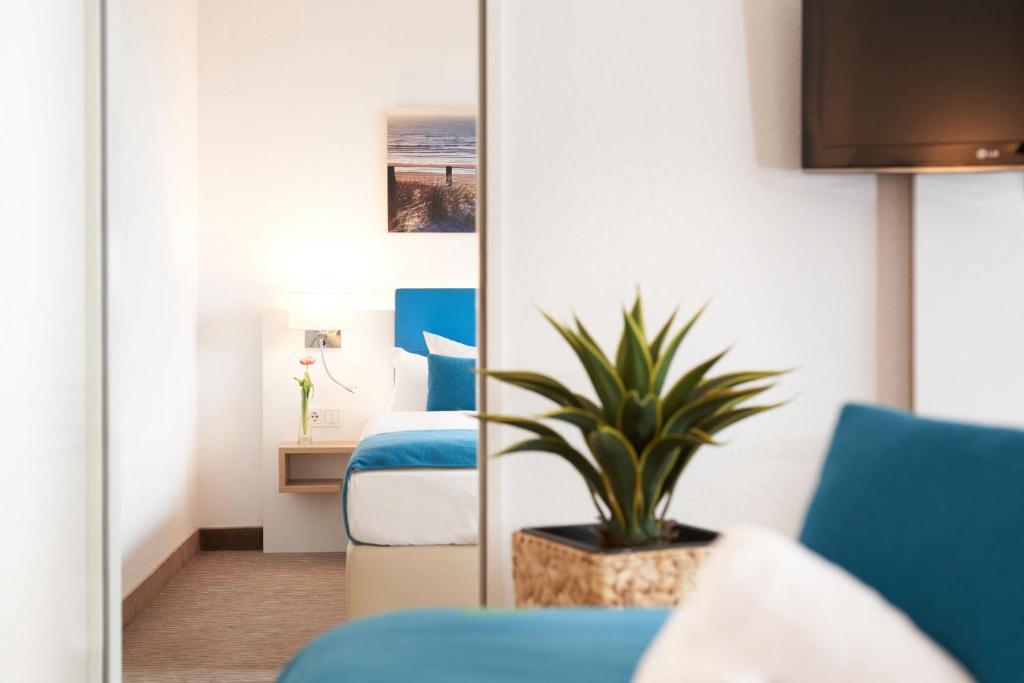 
Family Room (2 Adults + 2 Children) (with Connection Door)
