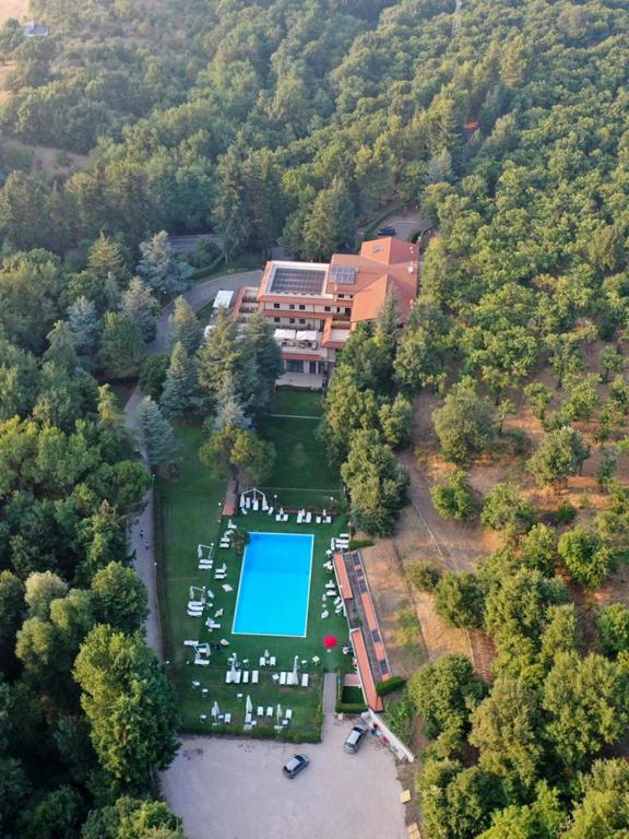 Bazén v ubytování Il Castagneto Hotel nebo v jeho okolí