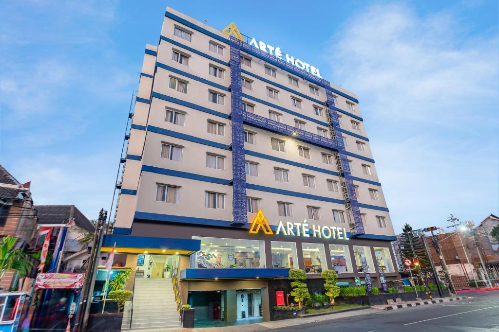 un gran hotel blanco con un letrero de hotel en él en Arte Hotel Yogyakarta en Yogyakarta