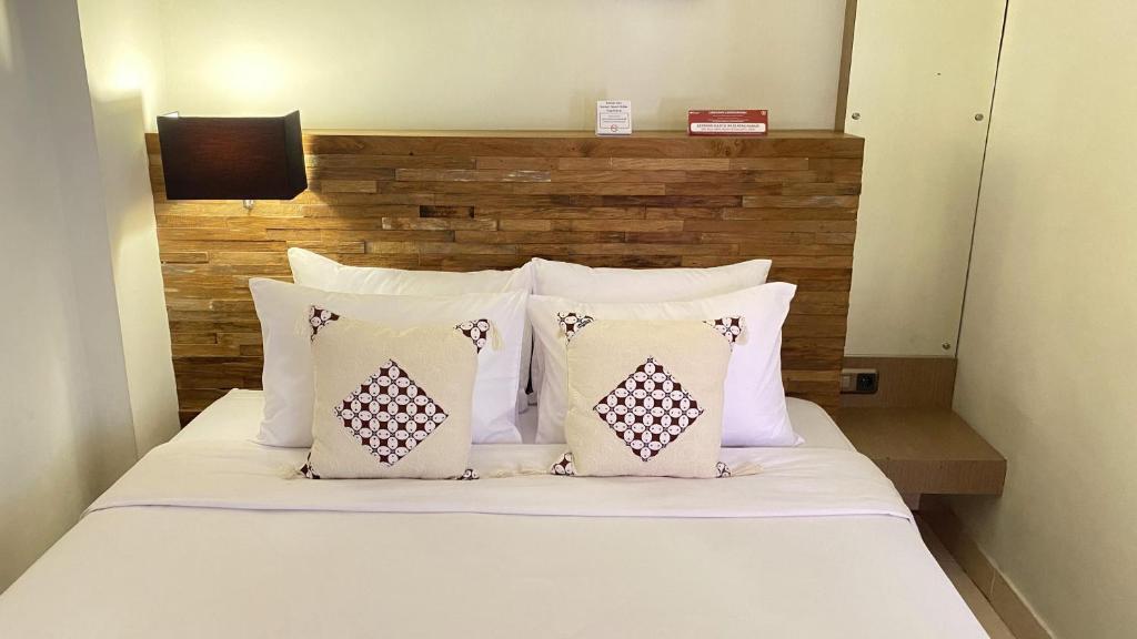 Letto o letti in una camera di Mawar Asri Hotel
