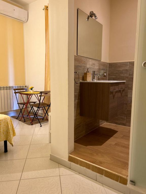 uma casa de banho com um chuveiro grande e um lavatório. em B&b regina del porto em Porto Empedocle
