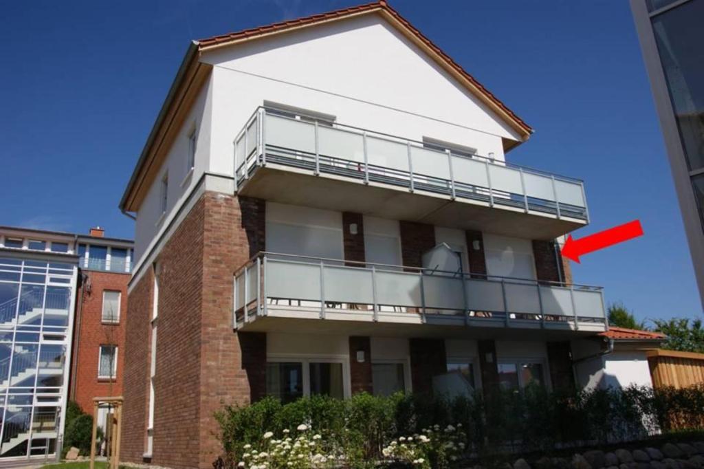 ein Gebäude mit einem Balkon auf der Seite in der Unterkunft Blaue Perle Wohnung Nr 16-3 in Schönberger Strand