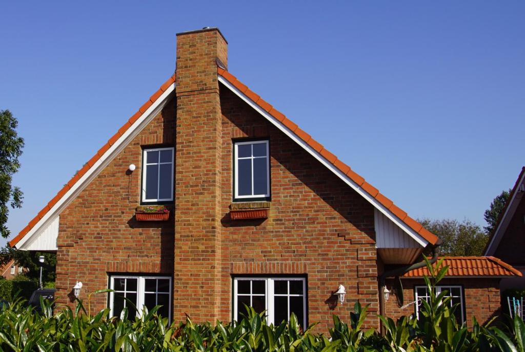 a red brick house with windows and plants at Bootsmann in Brasilien