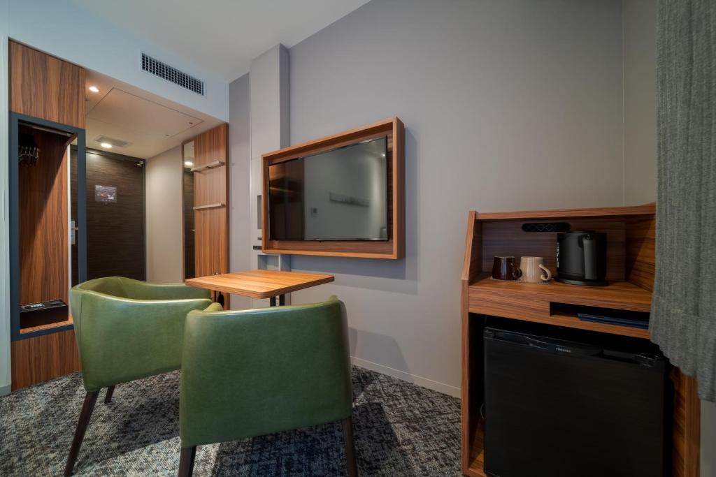 TV a/nebo společenská místnost v ubytování Via Inn Prime Osaka Kyobashi